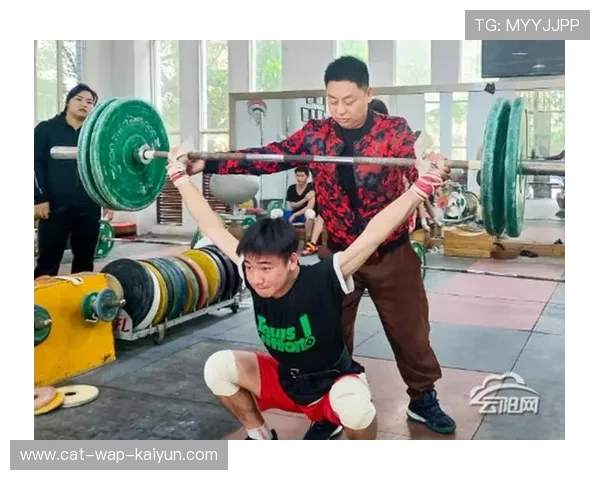 举重俱乐部完善青少年训练的家庭沟通与成长记录，举重队比赛